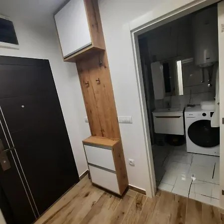 Lux-besplatno Koriscenje Zasebne Garaze * Σρέμσκα Μιτρόβιτσα